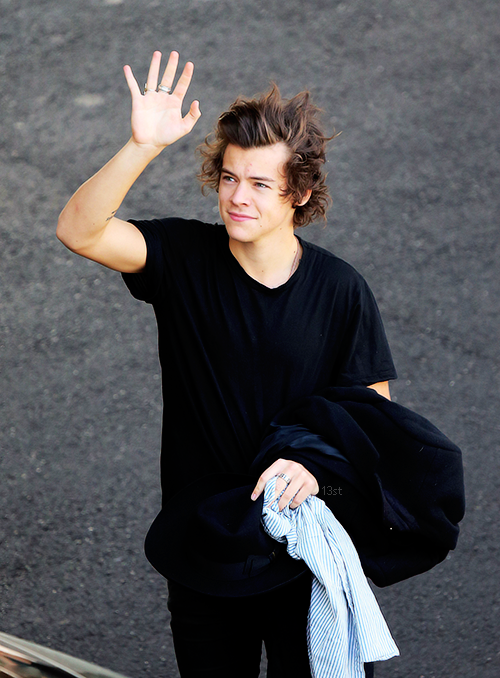 13styls's tweet photo. Harry Styles arriving at the concert arena in Melbourne. https://t.co/153IKDu0hF
