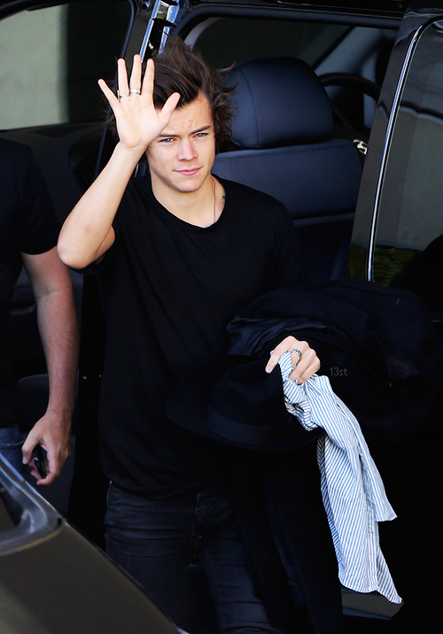 13styls's tweet photo. Harry Styles arriving at the concert arena in Melbourne. https://t.co/153IKDu0hF