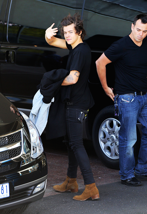 13styls's tweet photo. Harry Styles arriving at the concert arena in Melbourne. https://t.co/153IKDu0hF