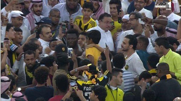 FansSurprise's tweet photo. في زمن اصبح اللاعب السعودي يحتقر الجمهور ، مونتاري يترك الملعب ويصعد للمدرجات ويهدى احد الجماهير قميصه 
👌 https://t.co/ZZHo8E6RRY