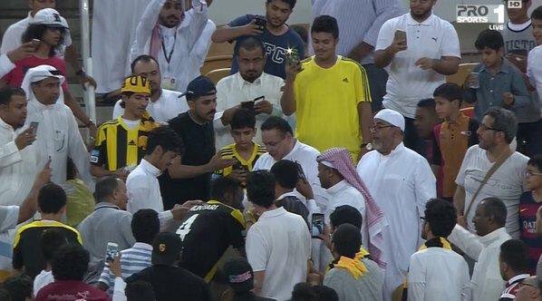 FansSurprise's tweet photo. في زمن اصبح اللاعب السعودي يحتقر الجمهور ، مونتاري يترك الملعب ويصعد للمدرجات ويهدى احد الجماهير قميصه 
👌 https://t.co/ZZHo8E6RRY