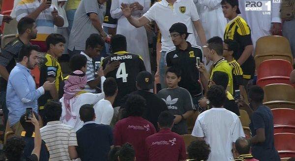 FansSurprise's tweet photo. في زمن اصبح اللاعب السعودي يحتقر الجمهور ، مونتاري يترك الملعب ويصعد للمدرجات ويهدى احد الجماهير قميصه 
👌 https://t.co/ZZHo8E6RRY