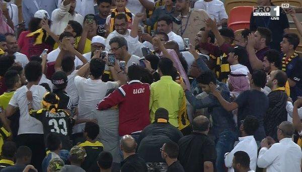 FansSurprise's tweet photo. في زمن اصبح اللاعب السعودي يحتقر الجمهور ، مونتاري يترك الملعب ويصعد للمدرجات ويهدى احد الجماهير قميصه 
👌 https://t.co/ZZHo8E6RRY