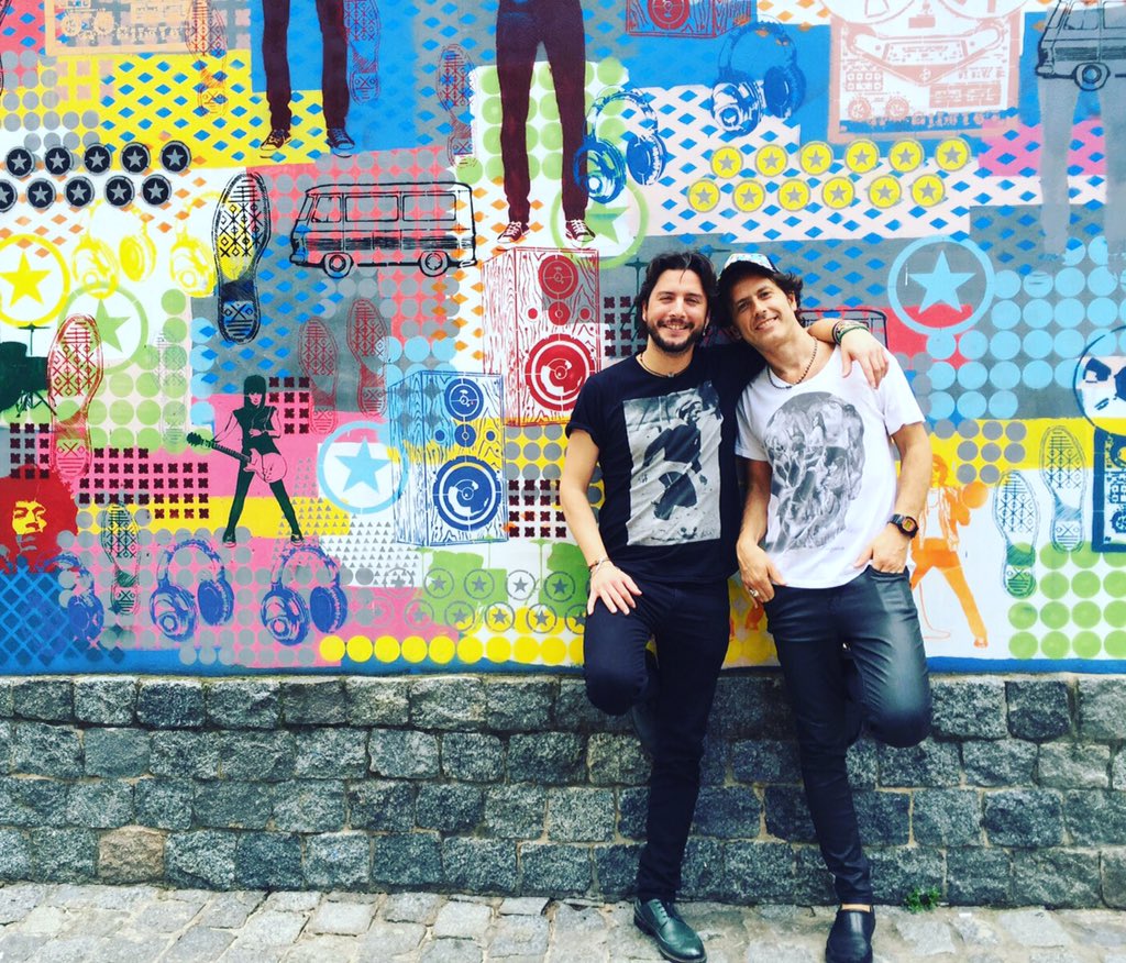 manuelcarrasco_'s tweet photo. Con el amigo @cotioficial en Buenos Aires!! Mañana concierto en #LaTrastienda lo pasaremos bien! https://t.co/3tWc7MCrg6