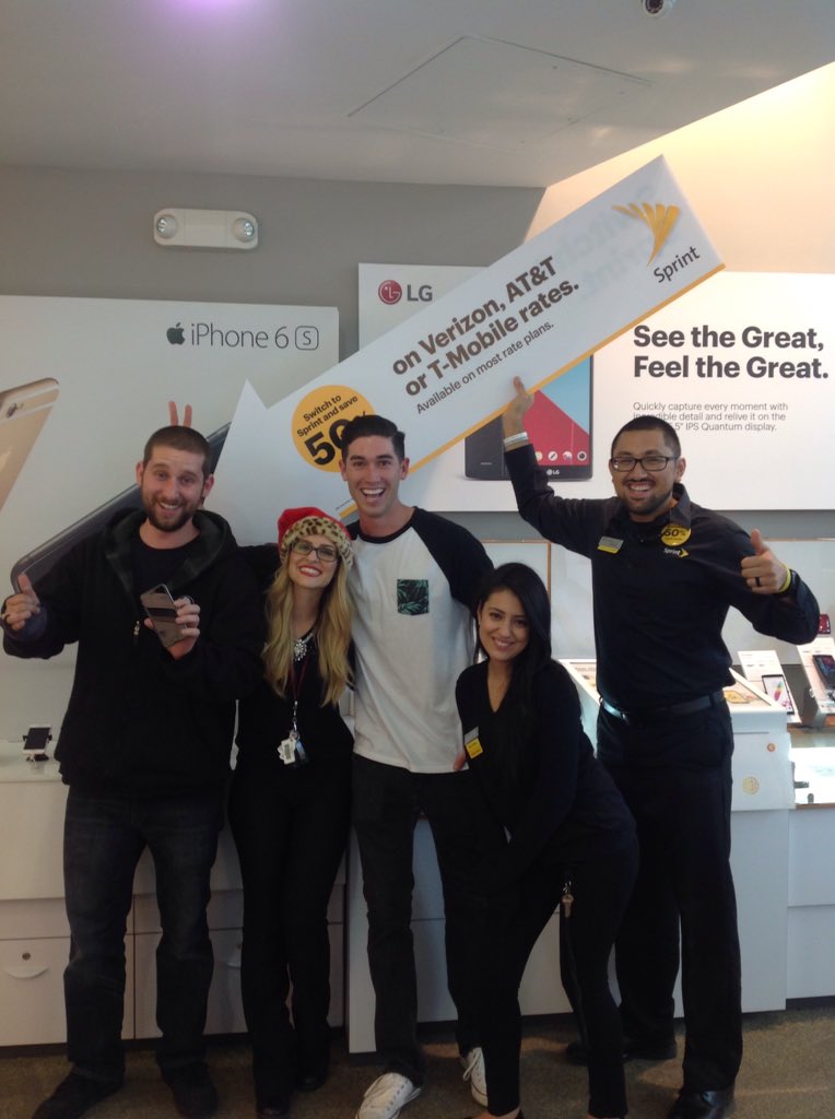ValenciaiMobile's tweet photo. @SprintTriBeTo helped @james_navarrro's buddy to #save50percent and #MoveForward with @sprint https://t.co/I9AzXO4NwF