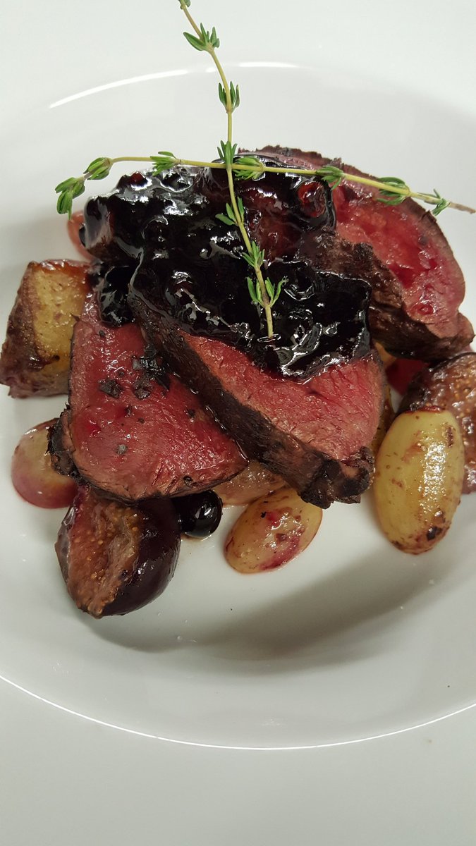 Lomo de venado, uvas, higos, confitura de arándanos y enebro #cangasdelmorrazo #Cangas #galifornia <a href="/martinmartinnus/">martin outeiral</a>