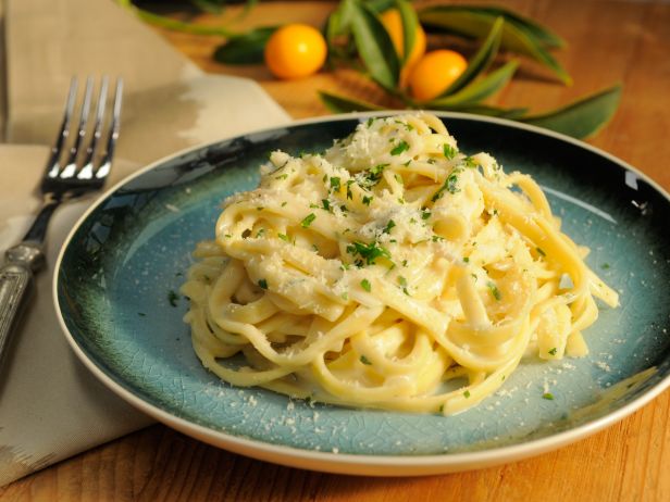 FoodNetwork's tweet image. Cozy up to spaghetti and meatballs, ravioli and more pasta favorites from #TheKitchen: foodtv.com/429tg.