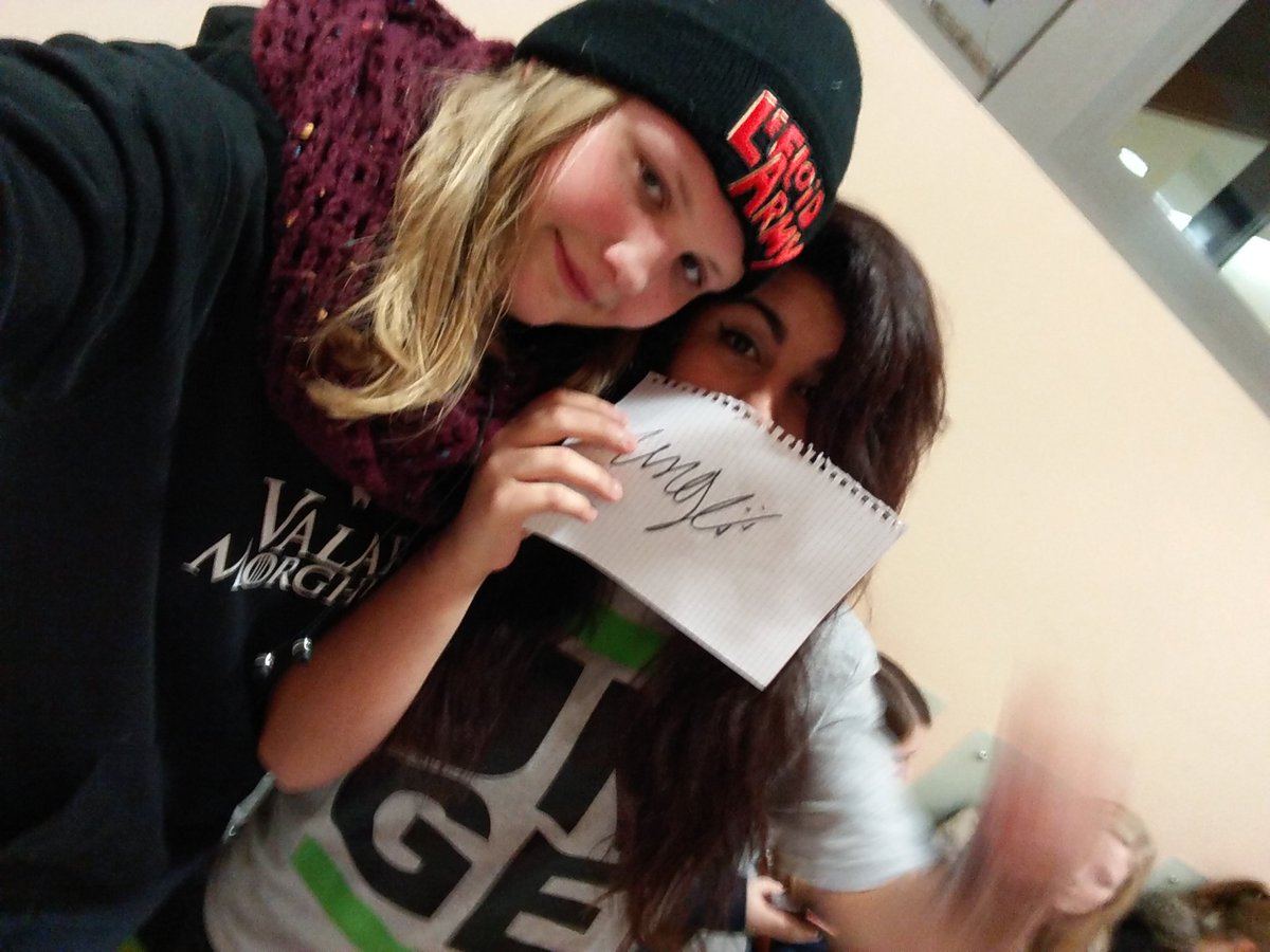 punkmariecheen's tweet photo. Hab ihr endlich mal das Autogramm vom #letsplayday und das Shirt(Mantis shop) gegeben.. #totgeknuddelt#geistschreibt https://t.co/Qw3DOu95V7
