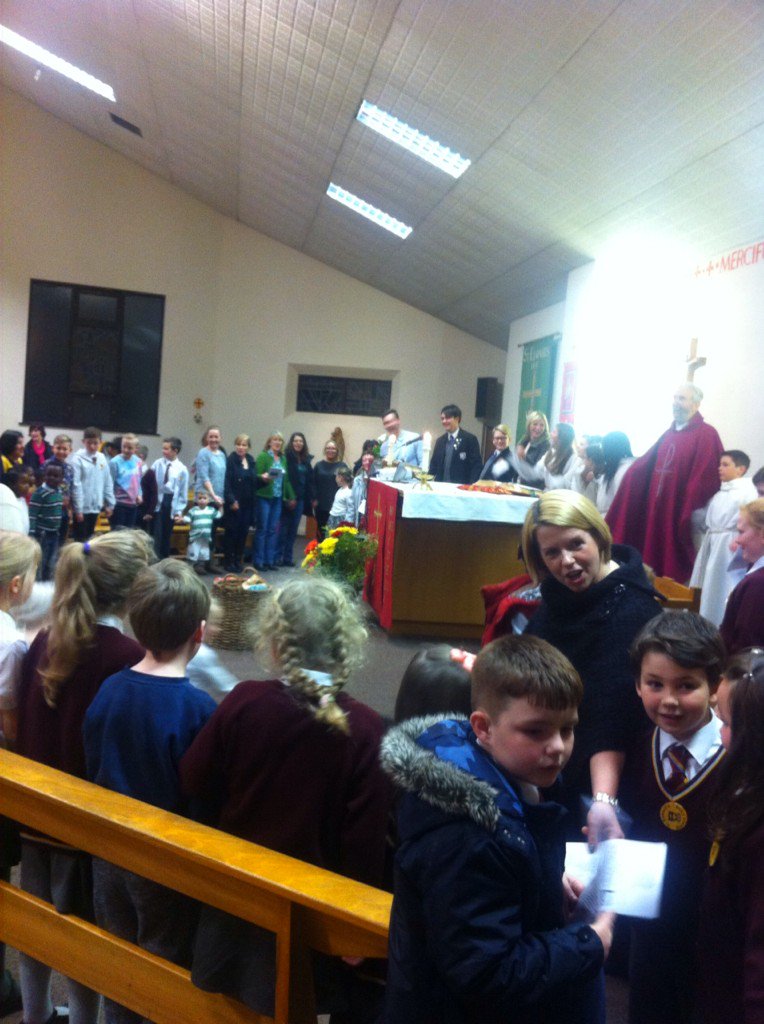 stedwardsrc's tweet photo. Super Advent mass tonight. Thanks to our friends @NewmanRCCollege @NewmanPChaplain #refugeecrisis  #jointhecircle https://t.co/1pqZplOKKQ