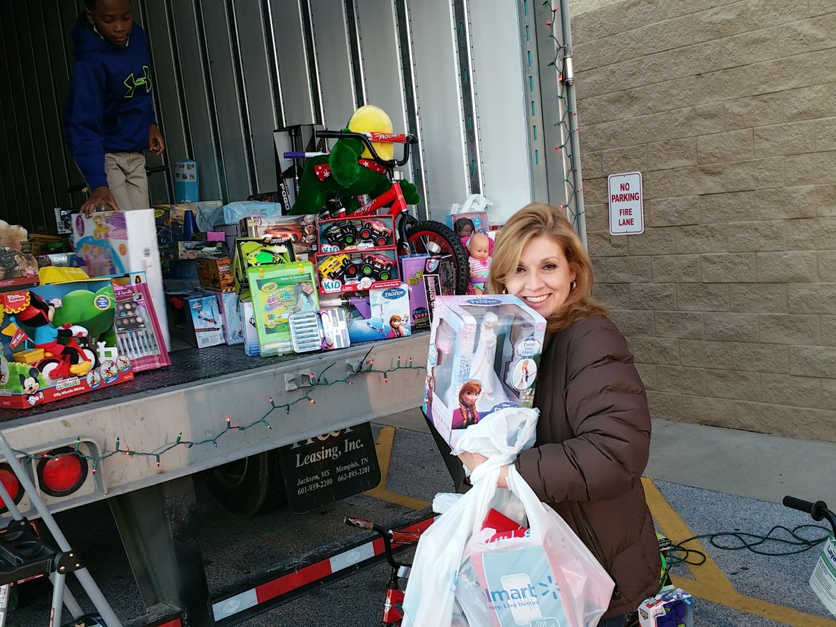 bingochollie's tweet image. @Newscenter11 @timwtok @Julie_G_Walker Our very own Julie Walker dropping off toys. Toython  2015! #MerryChristmas