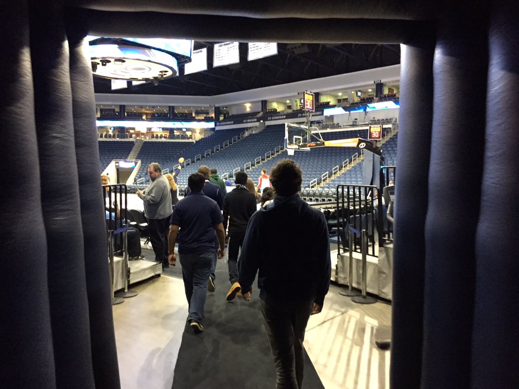 MonarchKeyODU's tweet photo. Standing In The Hall Of Fame 🏆, Good Luck @ODUMBB 🔵🏀🔵 #ODU17 #ODU18 #ODU19 https://t.co/cv8hdV9cdD