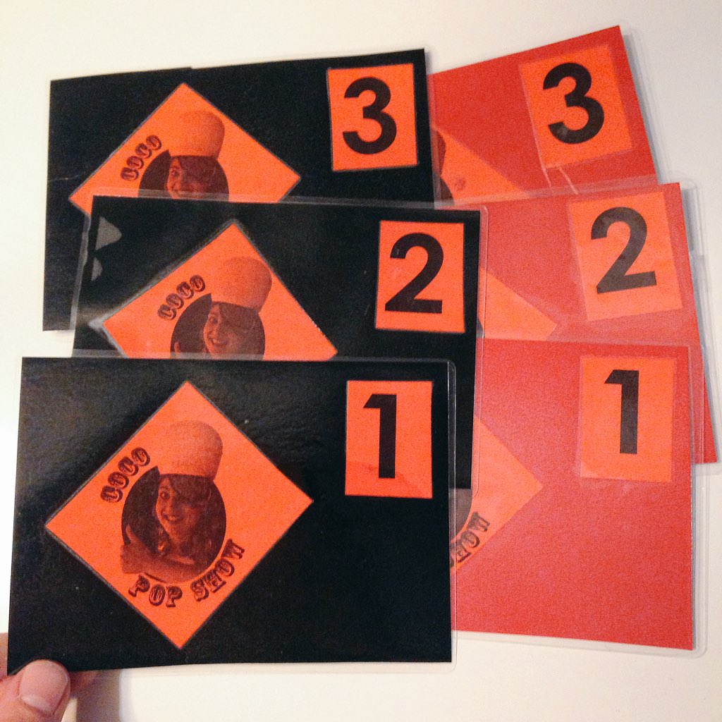 CocoPopshow's tweet photo. De vragenkaarten! Ook zo benieuwd wat er op staat? Luister dan rond 01:05 naar @3FM met @evakoreman. Zin in! https://t.co/enp3ElWwjZ