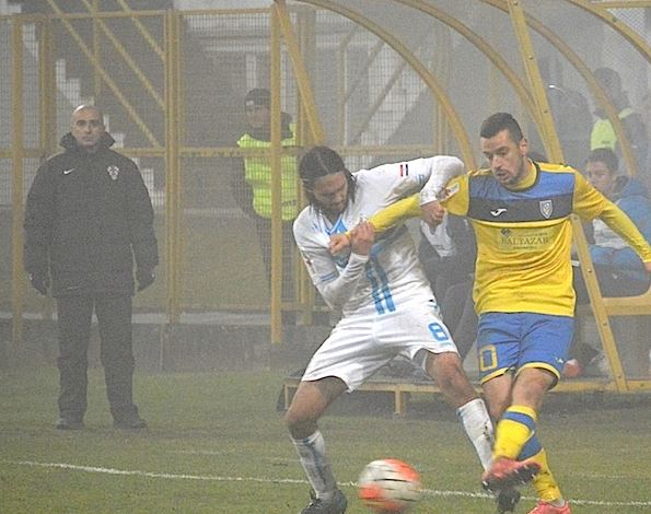 Zuta and Nestorovski battle for the ball Zuta and Nestorovski battle for the ball