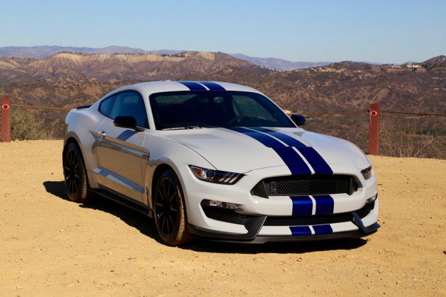 FormulaOneWorld's tweet image. Ford Shelby GT350 Vs. Chevy Camaro SS: Video Throwdown buff.ly/1XF6RPR