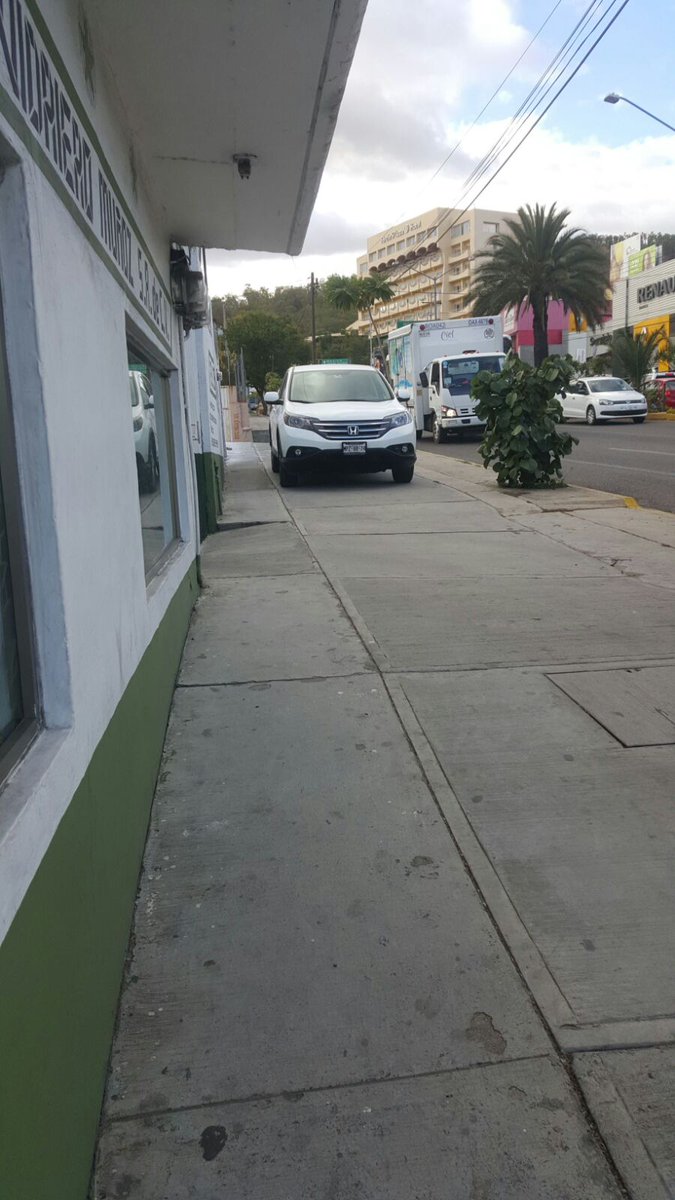 Mabera77Mario's tweet photo. Me pueden decir donde compro banqueta para mi carro?? @cpvial_oax @NTOaxaca @HugoMezaG @JavierVillacana @AIP_Oaxaca https://t.co/uMhRXcisDO