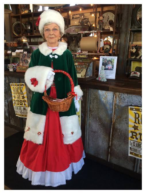 AmericanPicker's tweet photo. Mrs Claus(aka mom)will be at the Iowa shop tomorrow from 11-2. Lots of festivities going on in @LeClaireIowan 12/5 https://t.co/6L5ymPd2tP