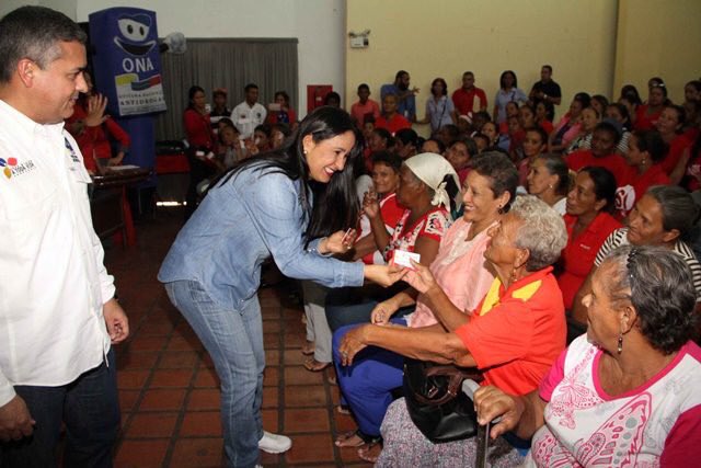 StellaLugo's tweet photo. 470 Madres del Barrio incorporadas en Falcón!!! Viva la Revolución !!! https://t.co/QB9U1cQXbm