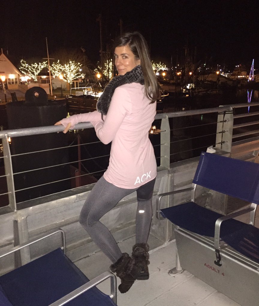 GoFigureACK's tweet image. Coming for you #nantucketstroll 🎄 #figuremethod #barre class 9:15 am tomorrow 💪🏼 #Nantucket