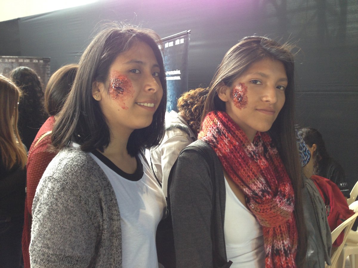 NoEstamosSolosP's tweet photo. Dos fans nos visitan en la mesa de #NoEstamosSolos en #LimaGeekFest, y salen con sus maquillajes de #terror ;) https://t.co/hFj9aQpsiE