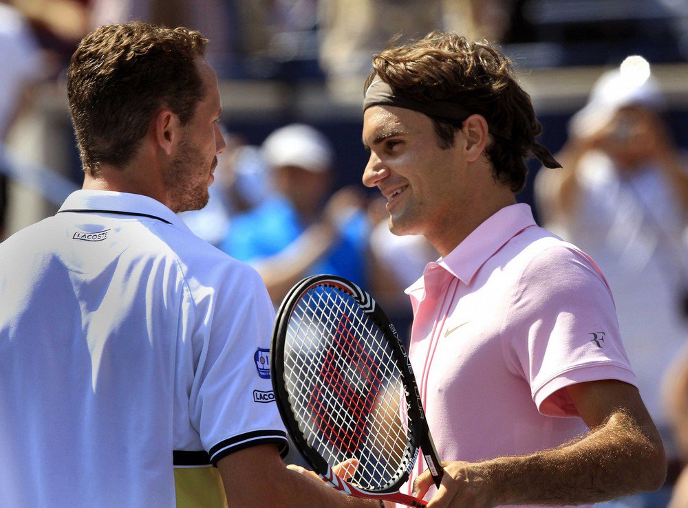 VolleyMePlease's tweet photo. I love Roger's expression here 😃😊 #PinkRF https://t.co/TSlZFz6f8b