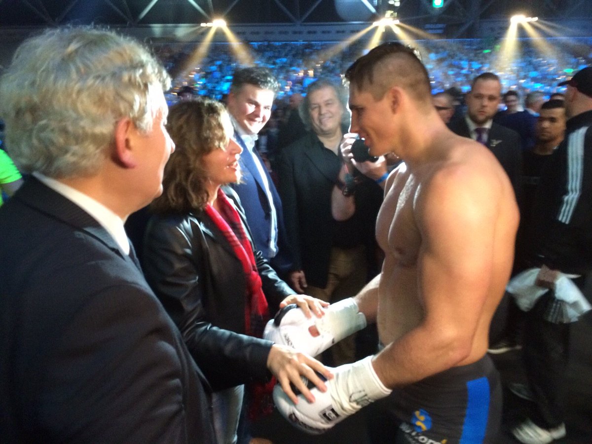 MinVWS's tweet photo. Minister Schippers: geweldig dat deze prachtige sportwedstrijden weer terug zijn in Nederland #GLORY26 https://t.co/acFYIkhRxb