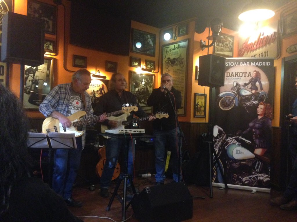 patriciacca24's tweet photo. @DakotaCustomBAR Grandes!! 🎸🎧 https://t.co/owVW0ZJT24
