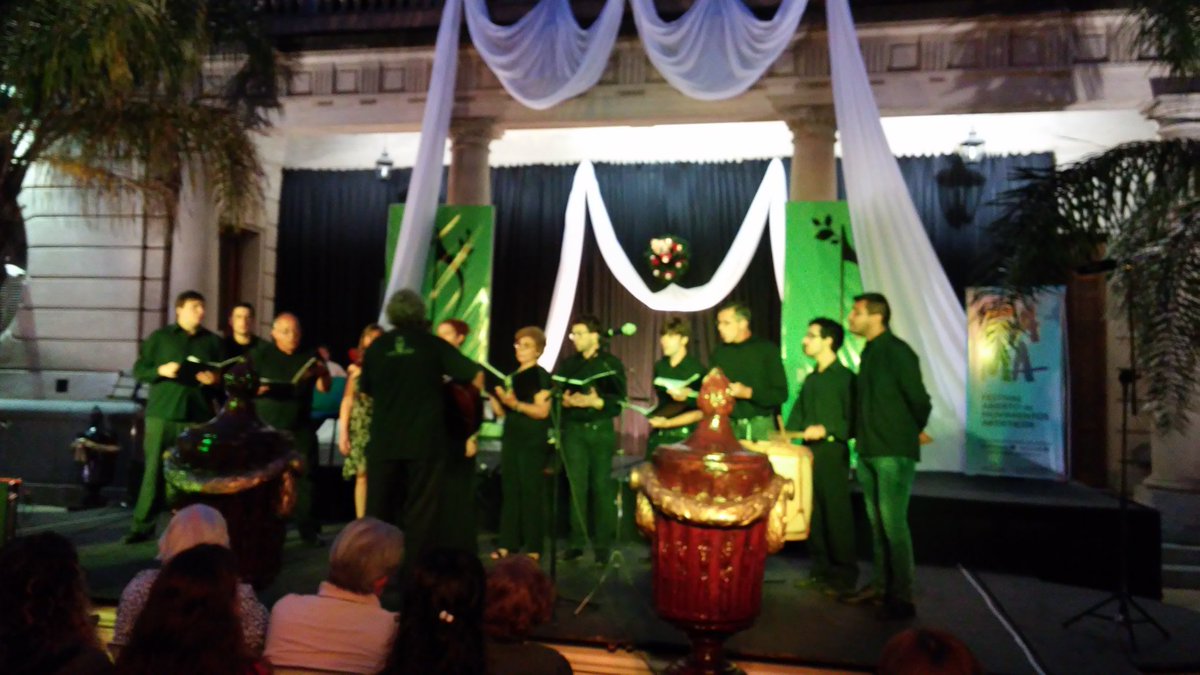 FAMAtandil's tweet photo. [AHORA] Coros en los Jardines del Palacio Municipal. @CulturaTandil #FAMA2015 #Tandil https://t.co/wJ5FGRPxj0