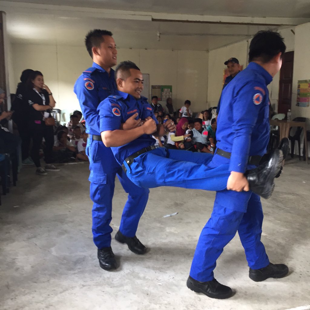 quakerangers15's tweet photo. Demonstration with Jabatan Pertahanan Awam (JPAM) Sabah #QuakeRangers15 https://t.co/rvmXoaX5rk