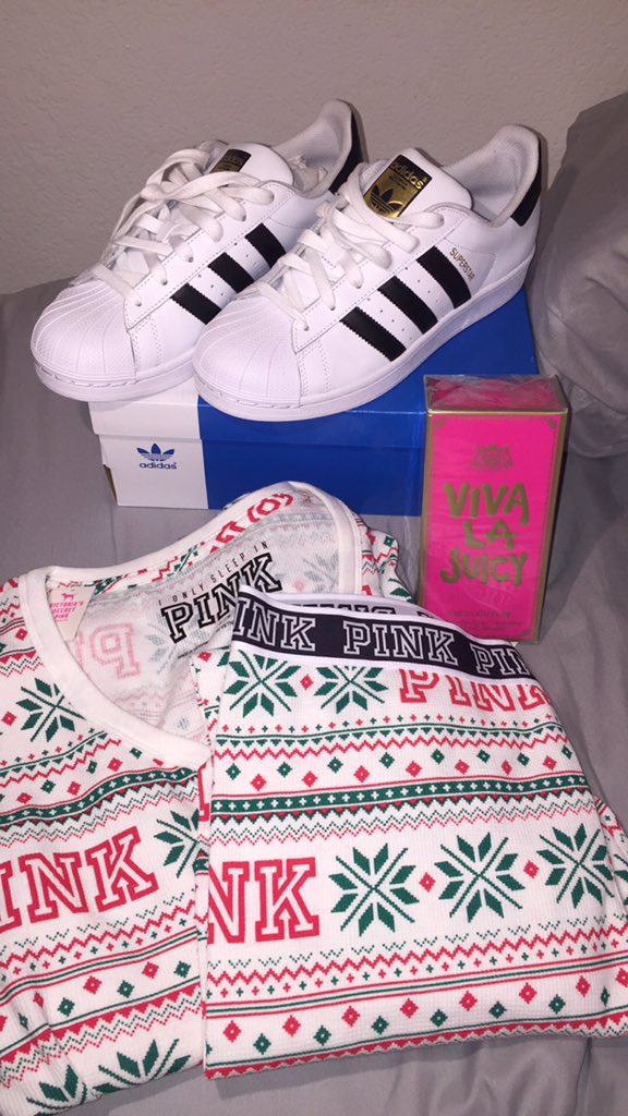 crybabyjb_'s tweet image. Thank you bby 😩❤️❤️❤️💍 he knew exactly what I wanted. #GoldTongue #pinkpjs #vivalajuicy #christmasgifts 😍😍