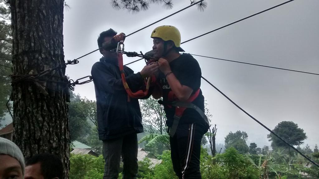 LagiliburCom's tweet image. Untunglah mendarat dg selamat!Para peserta satu persatu terbang dg flying fox.hihi #NETCJCAMP @NET_CJ @netmediatama