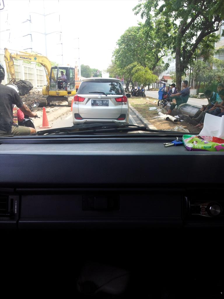 " 11.45: RT <a href="/aminpurwodadi/">amin</a>: jl. pluit karang utara arah waduk pluit padat imbas adanya proyek galian pipa gas "