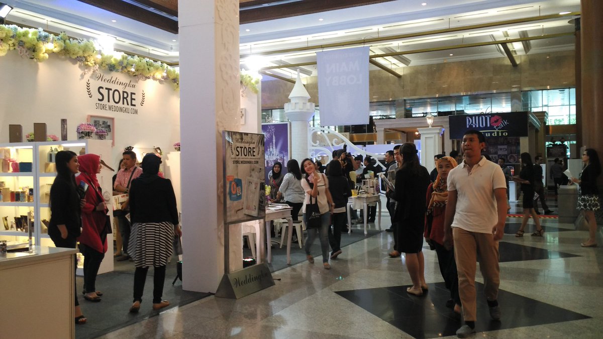 femaledaily's tweet image. Hi FD-ers, FD lagi ada di #WCF2015 nih! Yang lagi nyiapin pernikahan utk tahun depan, yuk merapat ke JCC Senayan