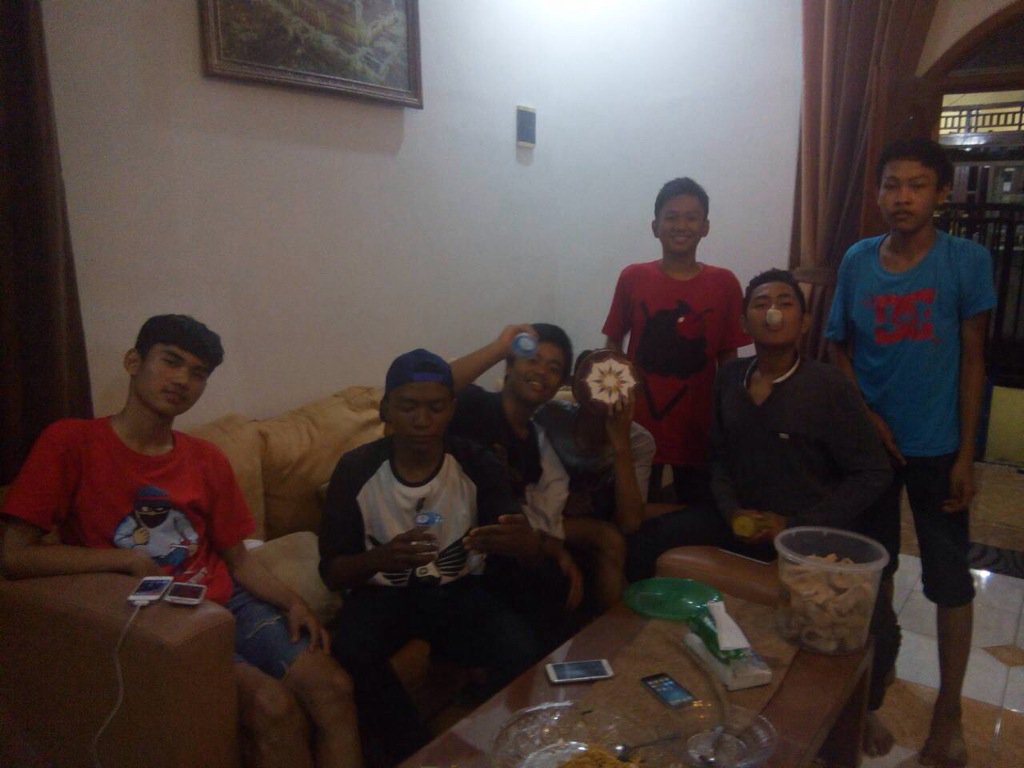 Kita masih sering kumpul. Cuma sebagian yang sebagian nya lagi masih sibuk sekolah :)