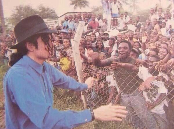 teelawon4ever's tweet photo. They tot cos Mj was dead,all his memories should die along with him.Hell no,moonwalkers refused to let that happen https://t.co/xs4lEtcaJj