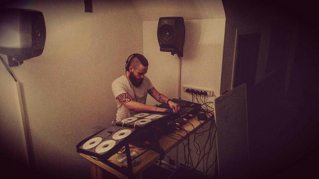 clydebuiltmusic's tweet photo. @NicoMendezMusic in the studio hammering out a beautiful mix for the team! #WeAreClydebuilt https://t.co/RzjFrEzBWw