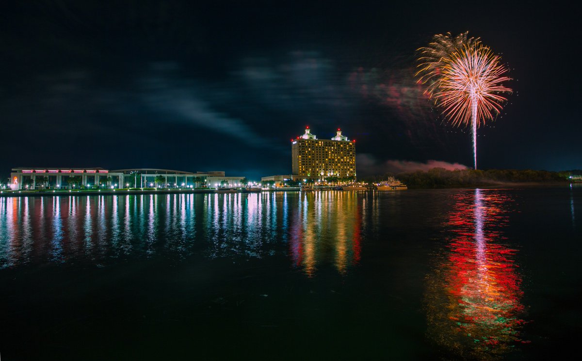 #FirstFriday Fireworks presented by <a href="/WetWilliesSav/">Wet Willies Savannah</a> start at 9:30pm! #RiverStreet <a href="/VisitSavannah/">Visit Savannah</a> <a href="/PabloBrittPhoto/">Pablo & Britt Photo</a>