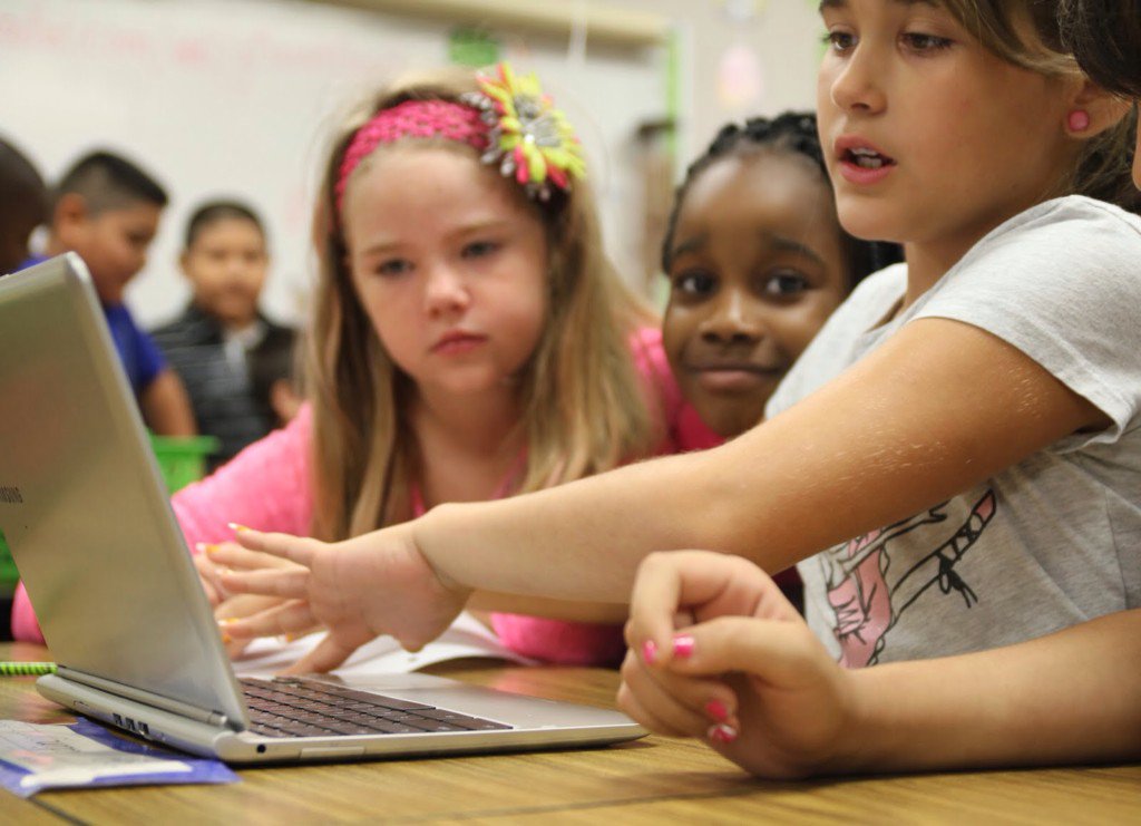 RobertGRaleigh's tweet image. This #xmas, pass on the gift of #coding to a diverse, low-income youth in need, at the @LogCamp #GivingTree. #PDX