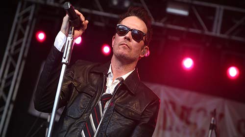 ABC7's tweet photo. Scott Weiland's bandmate arrested after cocaine found in bus where singer died https://t.co/jc3jZZgiJv https://t.co/5RhvURY9Fn
