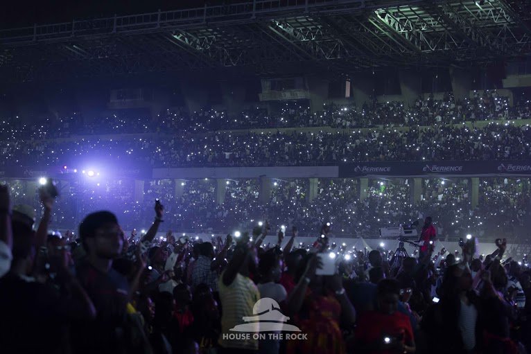 HouseOnTheRock's tweet photo. Those shiny lights are not planetry bodies
No!
They are are torches rasied from over 700k hands at #TheExperience10 https://t.co/e7I7gD33IM