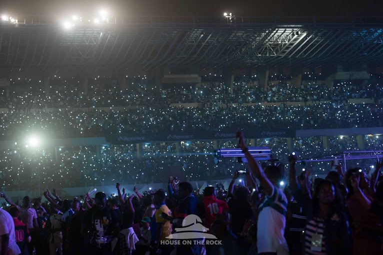HouseOnTheRock's tweet photo. Those shiny lights are not planetry bodies
No!
They are are torches rasied from over 700k hands at #TheExperience10 https://t.co/e7I7gD33IM