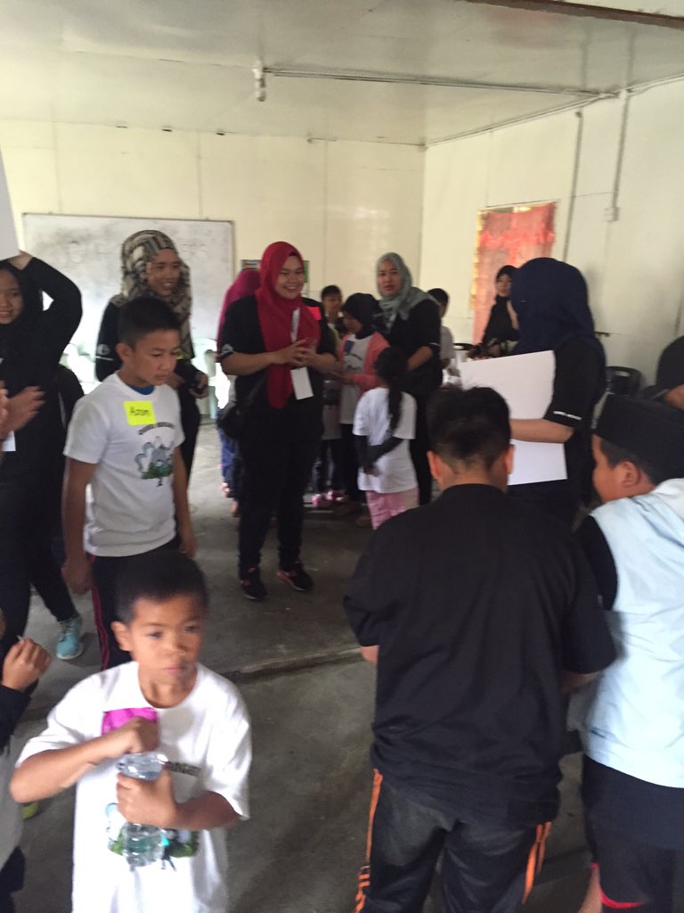 quakerangers15's tweet photo. Modul 2: Latihan selamatkan diri bersama Kak Intan @intanulll #QuakeRangers15 https://t.co/RijeKttaAN
