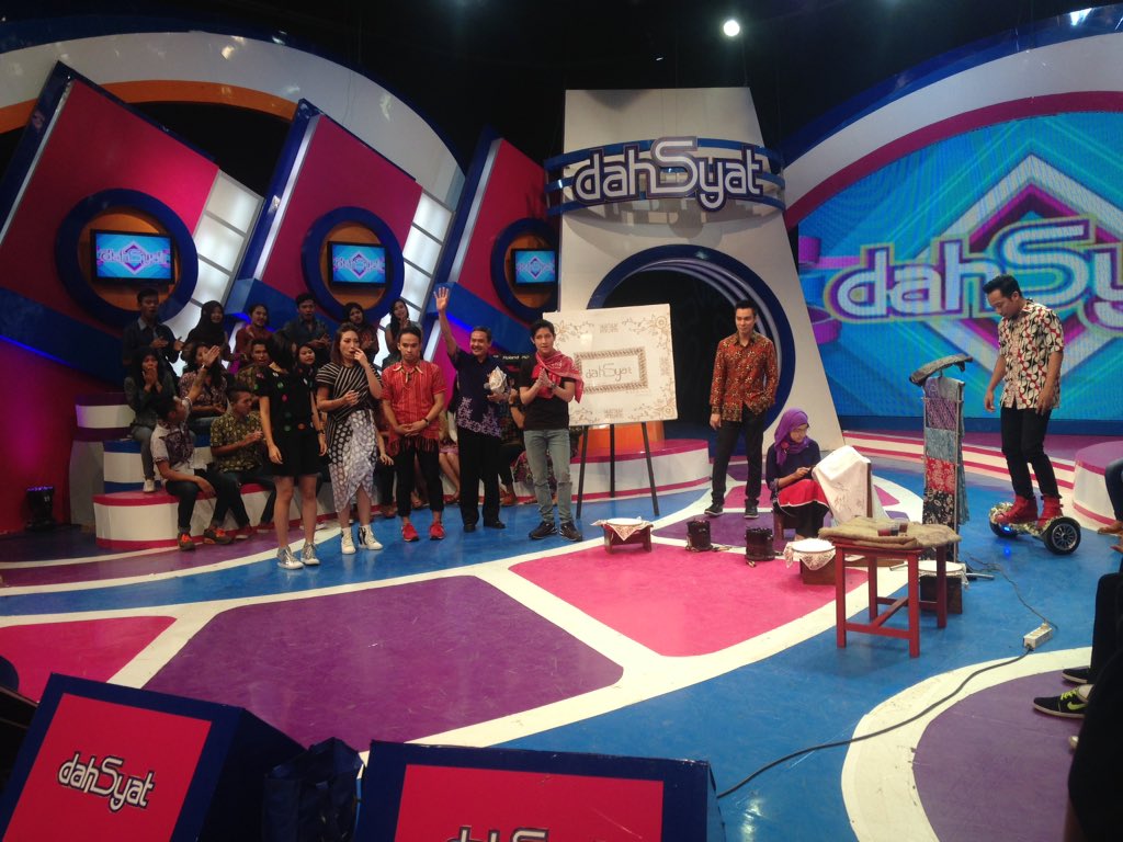 RizzqiBatik's tweet photo. "@dahSyatMusik: , kak @baimwong27 sm @TRP_Rassya mau belajar batik #dahSyatWithRassya https://t.co/ndnIti0IY4"Lestarikan Batik Tulis