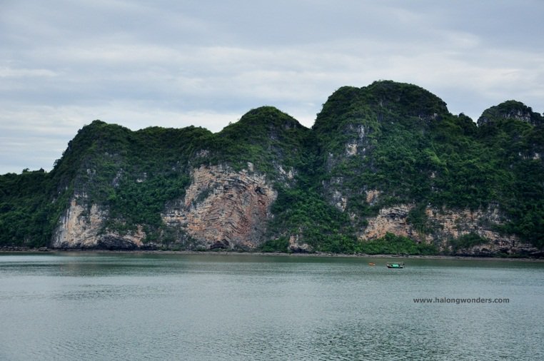 HalongWonders's tweet photo. Do you see the local #boat from away near big #krast #mountaint??? https://t.co/x9bkLGlqsh