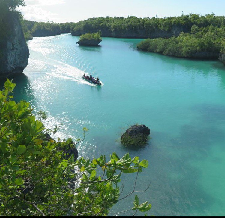 SyafiraHotel's tweet photo. RT @KakabanTrip: Menyusuri tebing bebatuan di pulau Bair pulau Kei Maluku Tenggara https://t.co/Y066qU6HLt