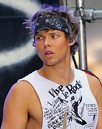 MrsCiffoconda's tweet photo. Kid in class:"So there's this new band called 5 Seconds of Summer"
Me: https://t.co/oWlHTarI1a