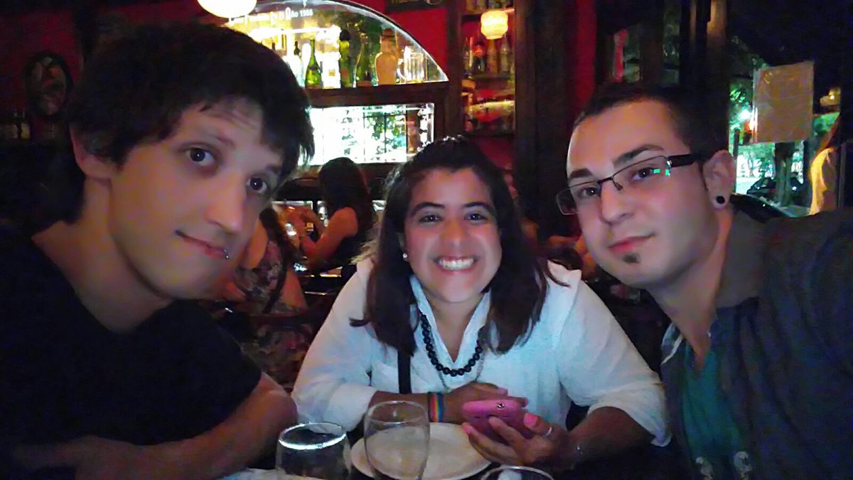 emaatuit's tweet photo. Se lo debemos a esos pibes que fuimos. Brindemos por salir adelante ๐บ๐บ๐บ #fondoo @AruuBeliera @Emanuel220893 https://t.co/y63e2nlWcv
