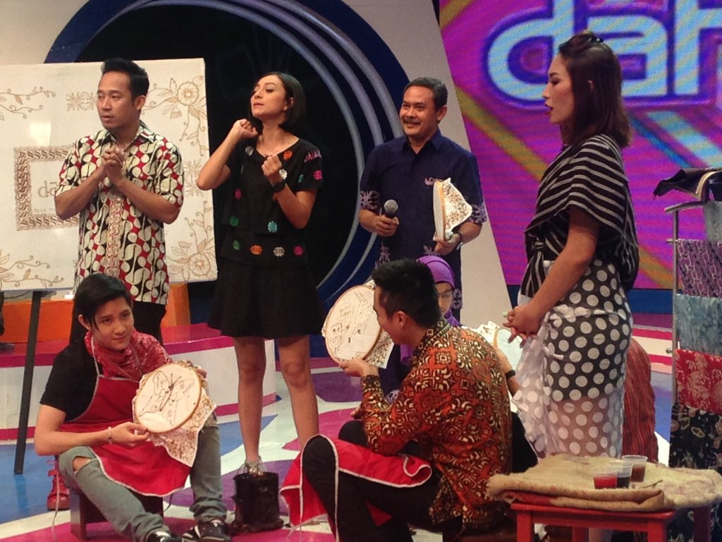 RizzqiBatik's tweet photo. "@dahSyatMusik: nih hasil membatik @TRP_Rassya dan @baimwong27 #dahSyatWithRassya https://t.co/rzH4AA6rlw" #MajubatikIndonesia