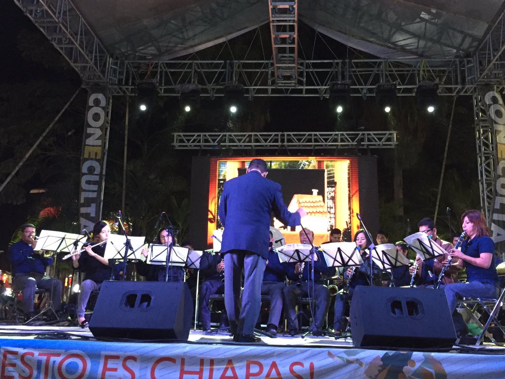 novaculturamx's tweet photo. La Banda de Música del Gobierno del Estado cautivo en el #FECC2015 en la @FeriaChiapasAC @jccalymayor https://t.co/TAknZxlUPU