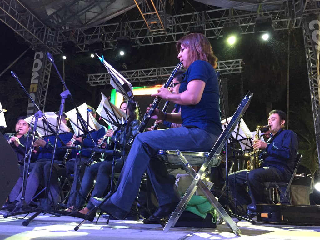 novaculturamx's tweet photo. La Banda de Música del Gobierno del Estado cautivo en el #FECC2015 en la @FeriaChiapasAC @jccalymayor https://t.co/TAknZxlUPU