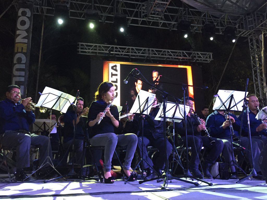 novaculturamx's tweet photo. La Banda de Música del Gobierno del Estado cautivo en el #FECC2015 en la @FeriaChiapasAC @jccalymayor https://t.co/TAknZxlUPU